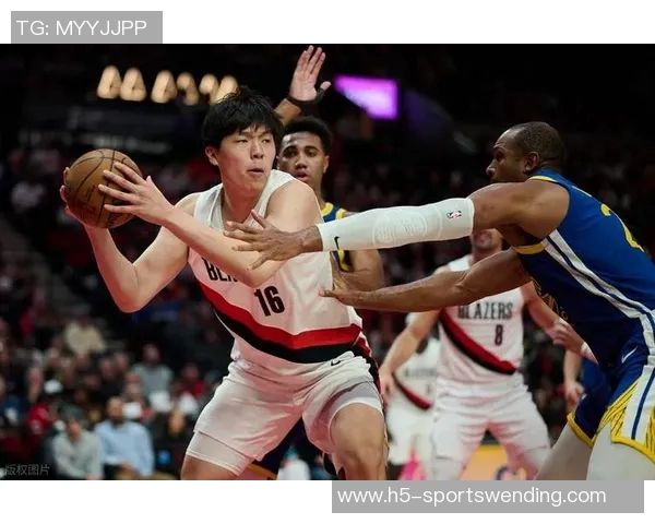 杨瀚森全力争抢后场篮板险被队友截胡展现拼搏精神