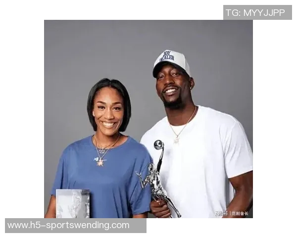 热火祝贺阿贾夺生涯第三冠阿德巴约与其合影庆祝